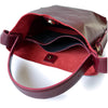 Cartera de cuero burdeos de silueta sobria con asas regulables, modelo Paula marca _BRAVA, vista interior.