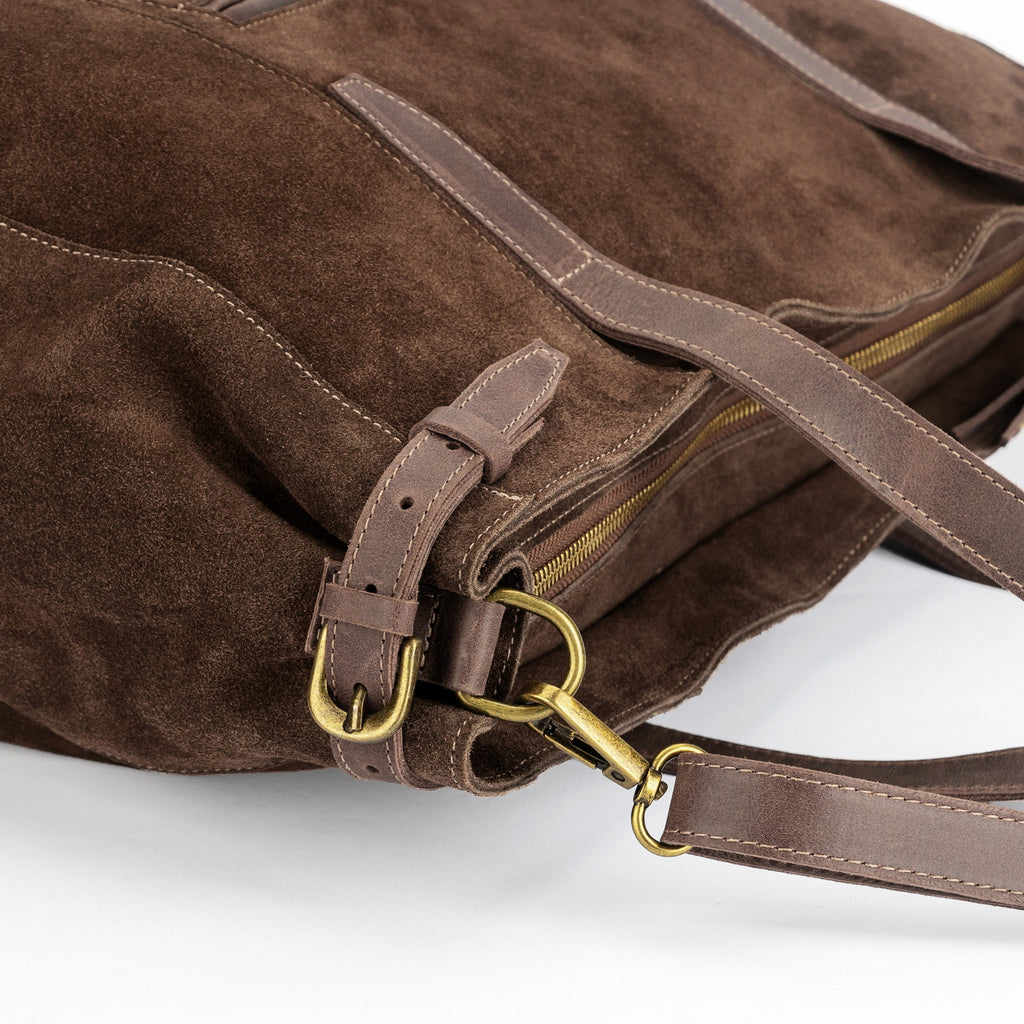 Maxi bolso de reno gamuza modelo DOMINGA color chocolate marca _BRAVA vista detalle, gran capacidad interior, se lleva al hombro o cruzado.