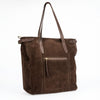 Maxi bolso de reno gamuza modelo DOMINGA color chocolate marca _BRAVA vista diagonal, gran capacidad interior, se lleva al hombro o cruzado.