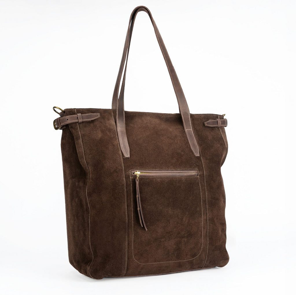 Maxi bolso de reno gamuza modelo DOMINGA color chocolate marca _BRAVA vista diagonal, gran capacidad interior, se lleva al hombro o cruzado.