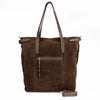 Maxi bolso de reno gamuza modelo DOMINGA color chocolate marca _BRAVA vista frontal, gran capacidad interior, se lleva al hombro o cruzado.