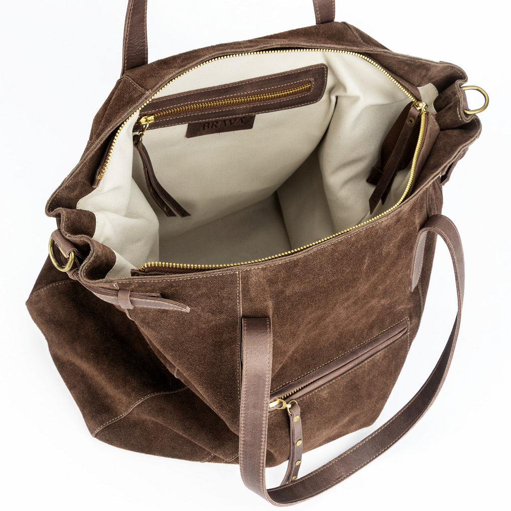 Maxi bolso de reno gamuza modelo DOMINGA color chocolate marca _BRAVA vista interior, gran capacidad interior, se lleva al hombro o cruzado.