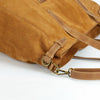 Maxi bolso de reno gamuza modelo DOMINGA color tostado marca _BRAVA vista detalle, gran capacidad interior, se lleva al hombro o cruzado.