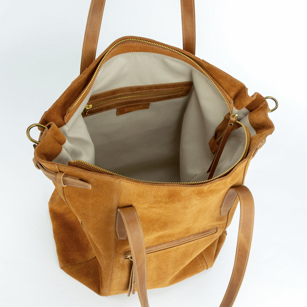 Maxi bolso de reno gamuza modelo DOMINGA color tostado marca _BRAVA vista interior, gran capacidad interior, se lleva al hombro o cruzado.