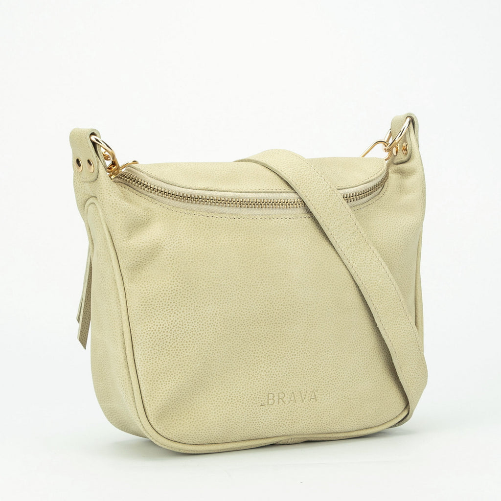 cartera bandolera cruzada de cuero modelo FELICIA marca BRAVA color hueso, vista diagonal
