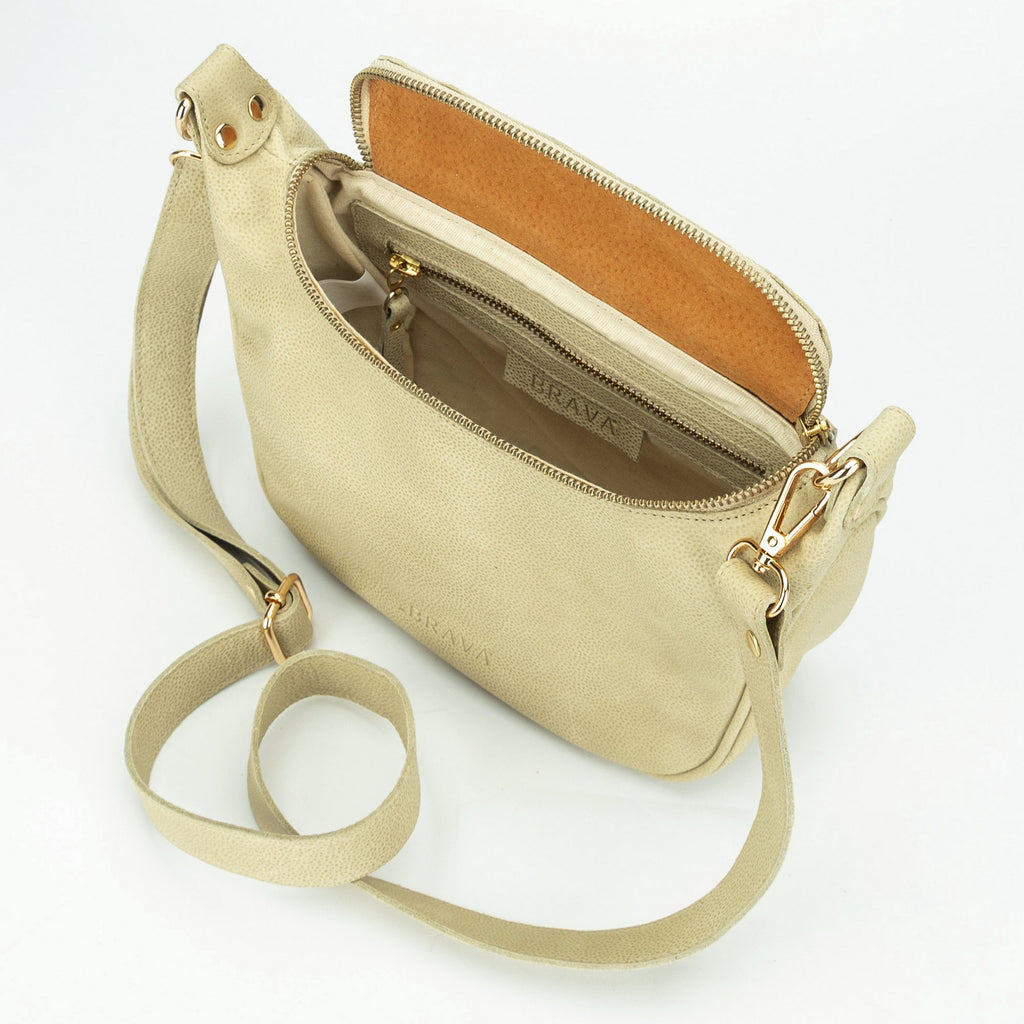 cartera bandolera cruzada de cuero modelo FELICIA marca BRAVA color hueso, vista interior