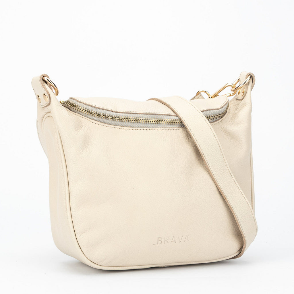 cartera bandolera cruzada de cuero modelo FELICIA marca BRAVA color marfil, vista diagonal
