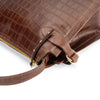 Cartera de cuero croco café, línea estructurada con correa desmontable  cierre con cremallera y bolsillo interior, modelo Michelle marca _BRAVA, vista detalle