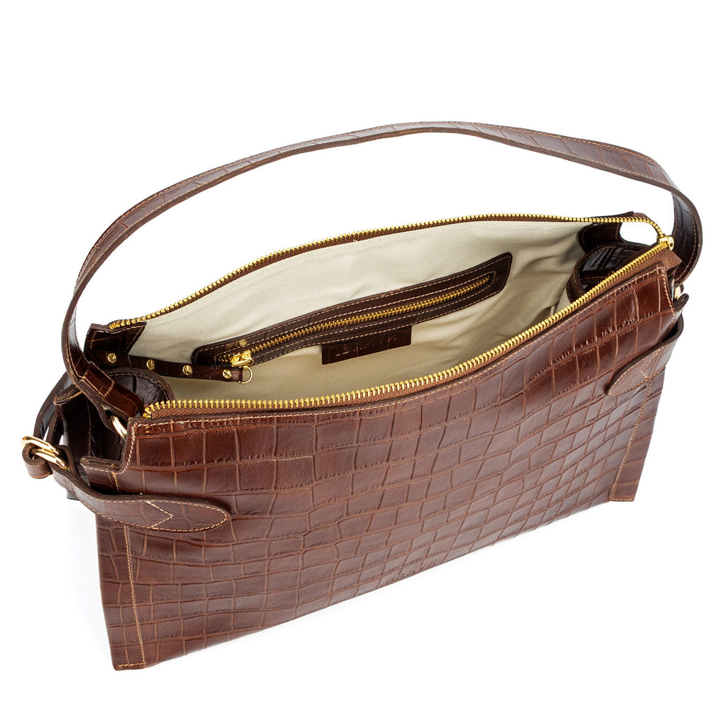 Cartera de cuero croco café, línea estructurada con correa desmontable  cierre con cremallera y bolsillo interior, modelo Michelle marca _BRAVA, vista interior.