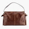 Cartera de cuero croco café, línea estructurada con correa desmontable  cierre con cremallera y bolsillo interior, modelo Michelle marca _BRAVA, vista trasera