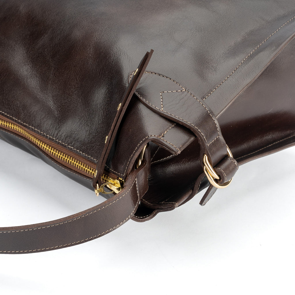 Cartera de cuero moro, línea estructurada con correa desmontable  cierre con cremallera y bolsillo interior, modelo Michelle marca _BRAVA, vista detalle