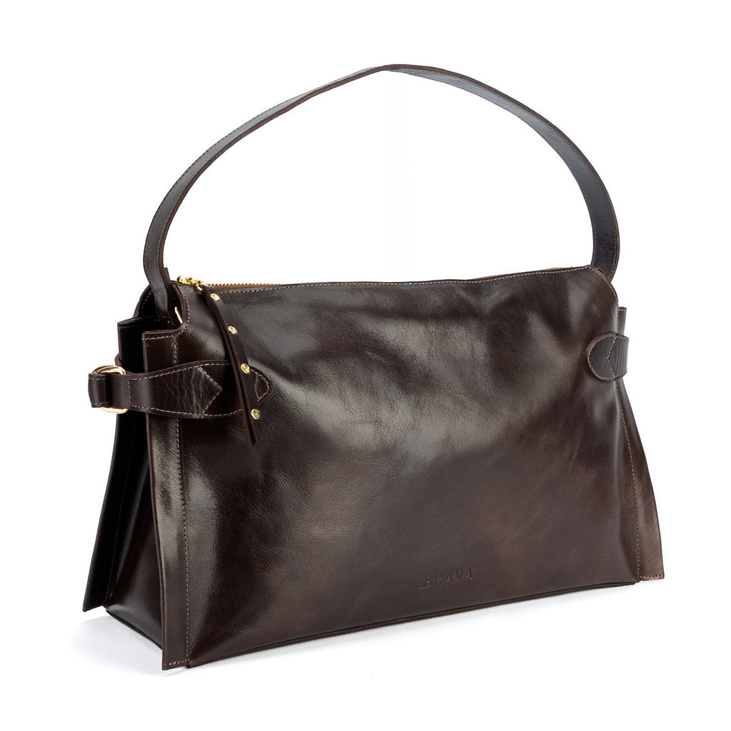Cartera de cuero moro, línea estructurada con correa desmontable  cierre con cremallera y bolsillo interior, modelo Michelle marca _BRAVA, vista diagonal.