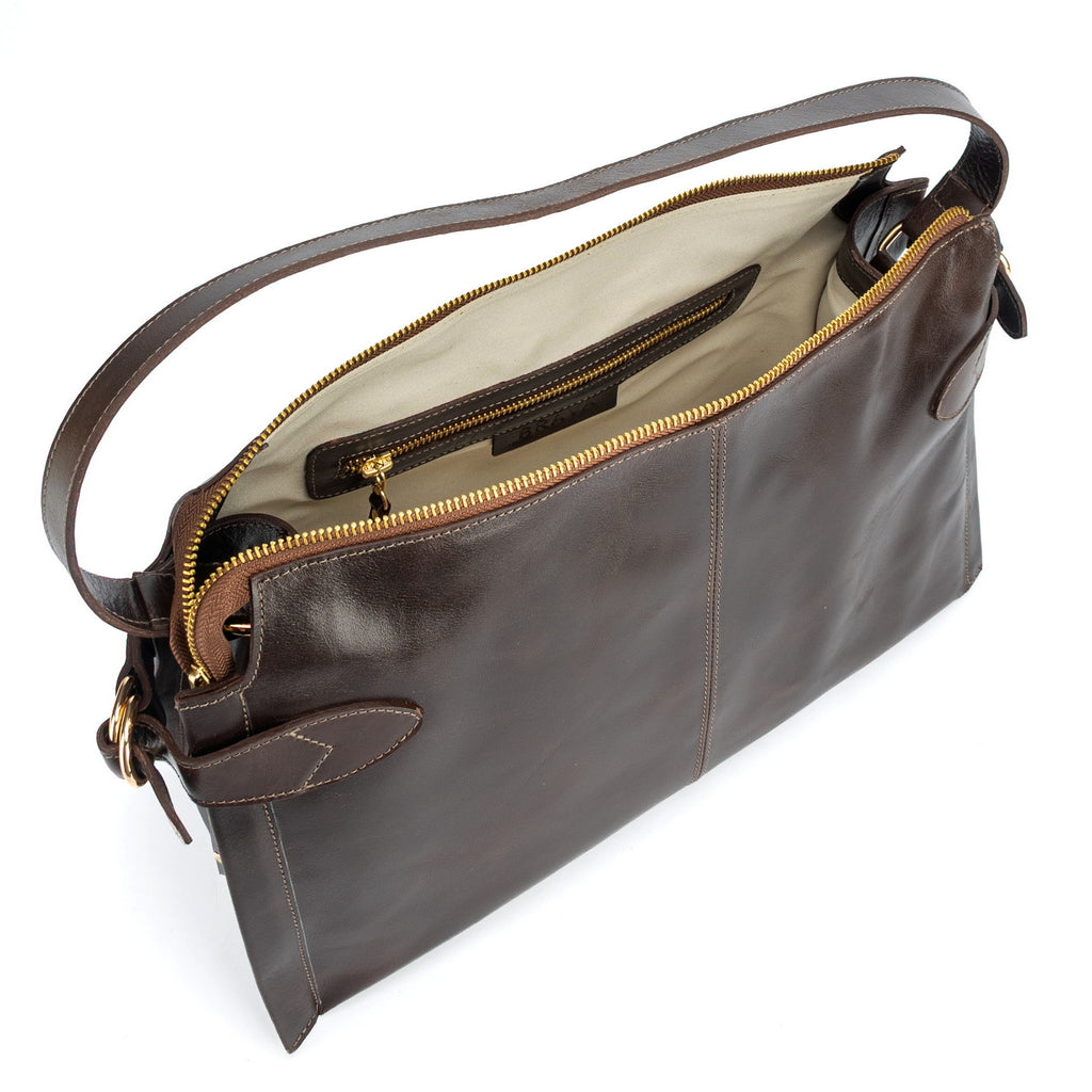 Cartera de cuero moro, línea estructurada con correa desmontable  cierre con cremallera y bolsillo interior, modelo Michelle marca _BRAVA, vista interior.