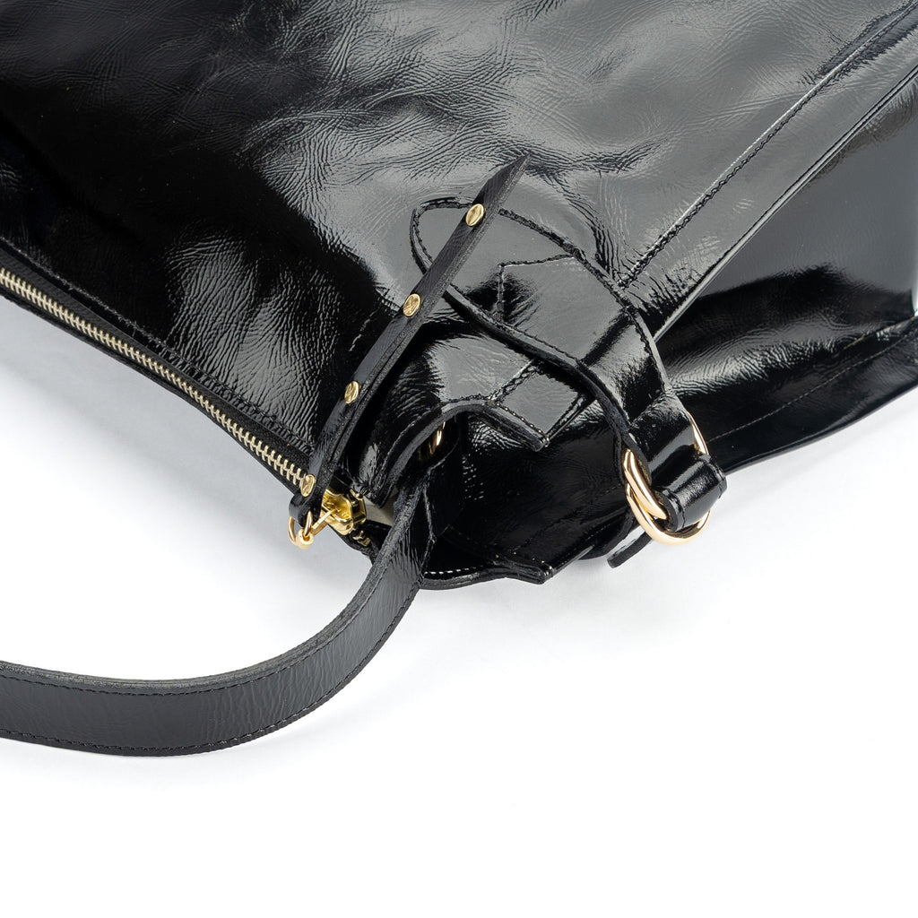 Cartera de cuero riciatto negro, línea estructurada con correa desmontable  cierre con cremallera y bolsillo interior, modelo Michelle marca _BRAVA, vista detalle