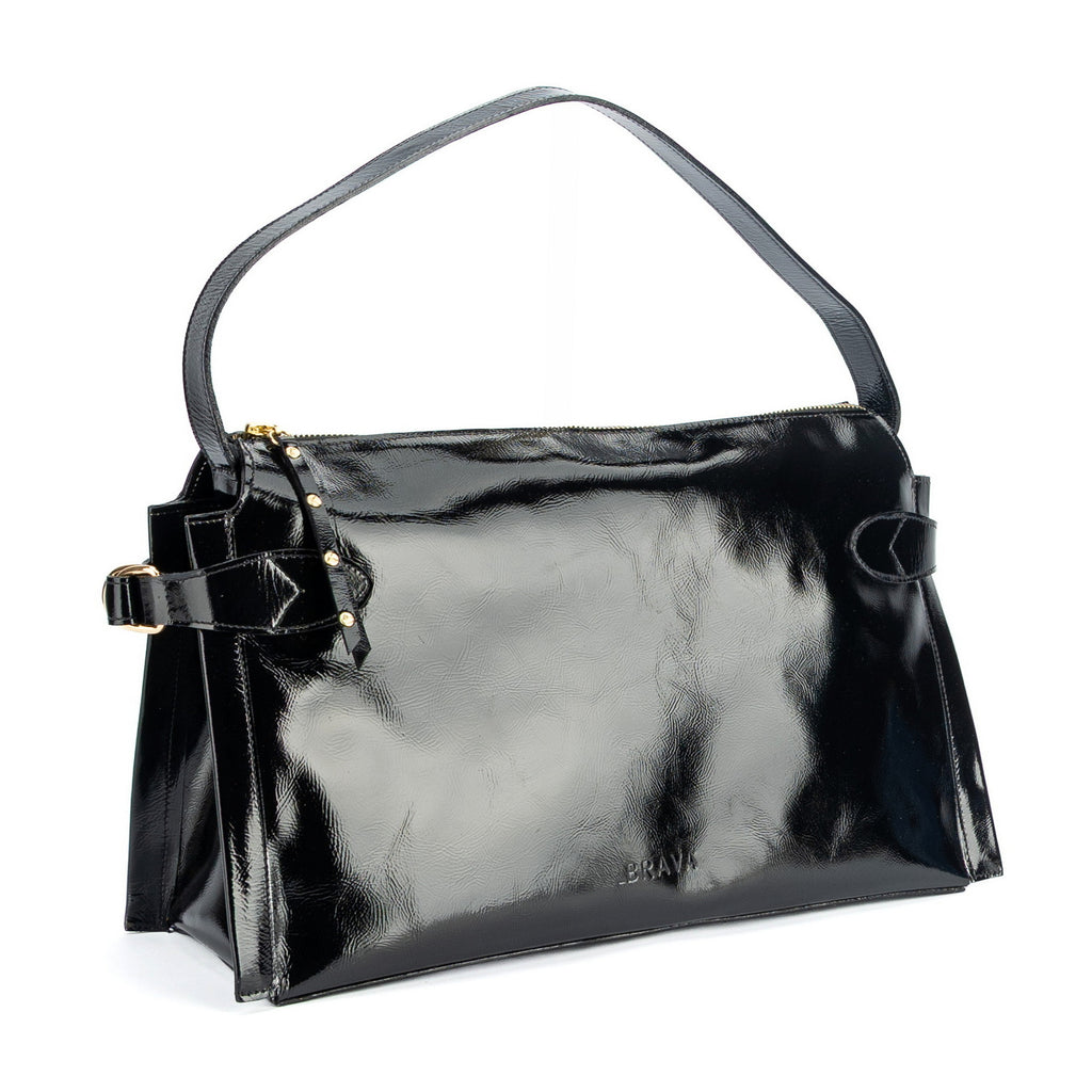 Cartera de cuero riciatto negro, línea estructurada con correa desmontable  cierre con cremallera y bolsillo interior, modelo Michelle marca _BRAVA, vista diagonal.