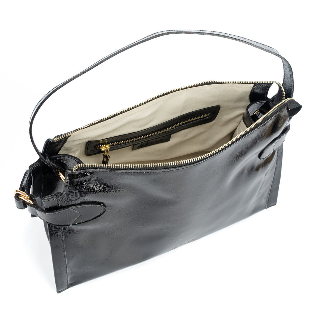 Cartera de cuero riciatto negro, línea estructurada con correa desmontable  cierre con cremallera y bolsillo interior, modelo Michelle marca _BRAVA, vista interior