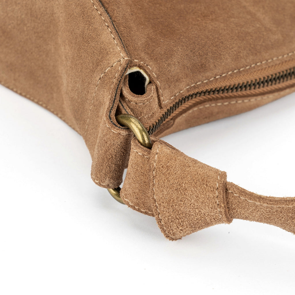 cartera bandolera de gamuza color caramelo modelo REBECA, marca BRAVA, vista detalle
