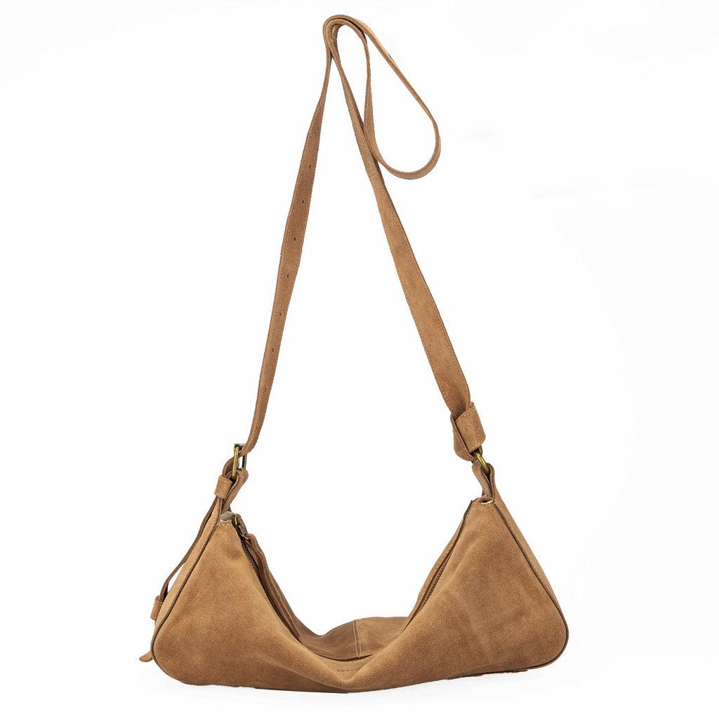 cartera bandolera de gamuza color caramelo modelo REBECA, marca BRAVA, vista frontal, manilla estirada