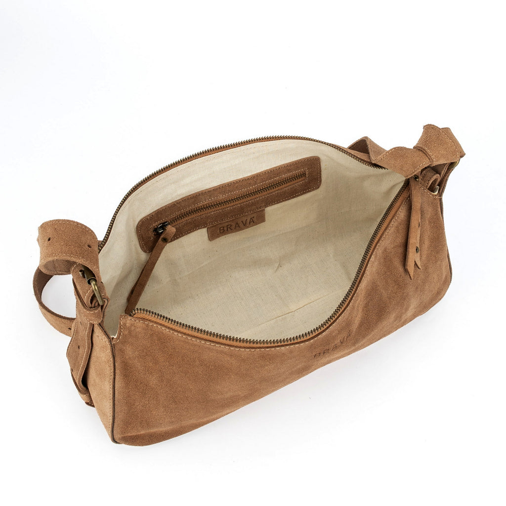 cartera bandolera de gamuza color caramelo modelo REBECA, marca BRAVA, vista interior