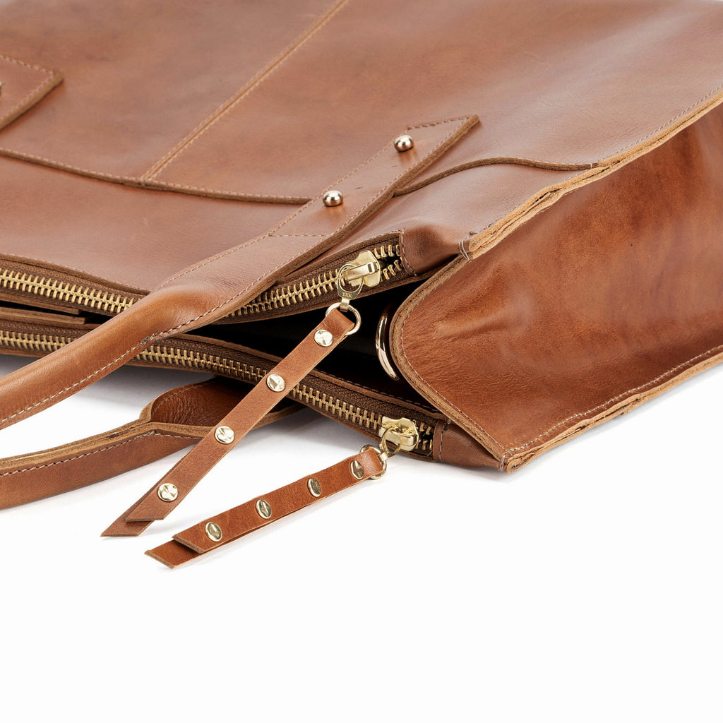 cartera de cuero ejecutiva ALFONSINA XL marca _BRAVA, color castaño 3 compartimientos, vista detalle