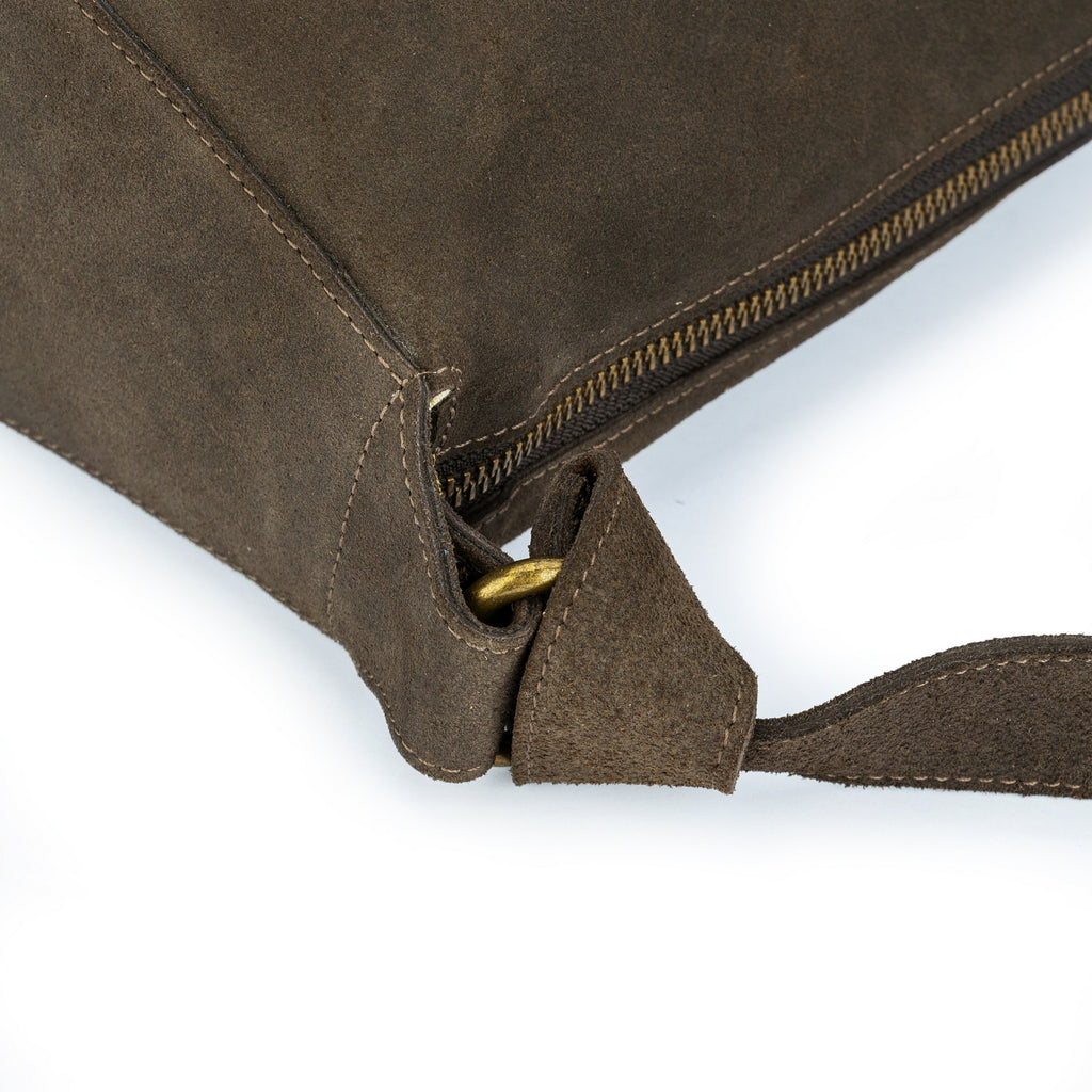 cartera bandolera de reno encerado gris marengo modelo REBECA marca _BRAVA, vista detalle
