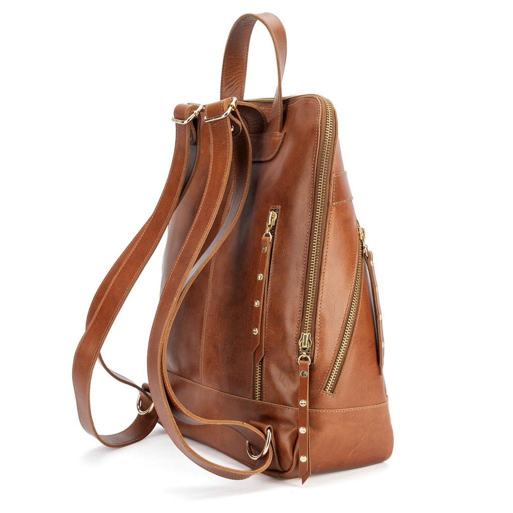 Mochila de cuero castaño CECILIA, vista lateral con doble cierre y tiradores de cuero con remaches dorados