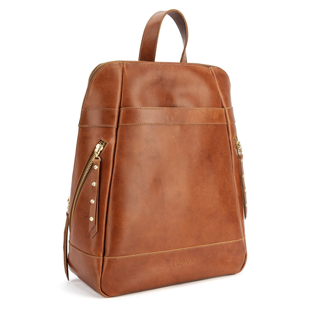 Mochila de cuero castaño CECILIA en ángulo, con asa superior y logo _BRAVA grabado