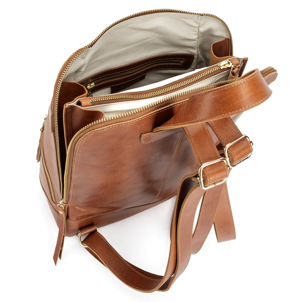 Interior de la mochila de cuero CECILIA con compartimento para notebook, forro de gabardina y bolsillo interior con cierre