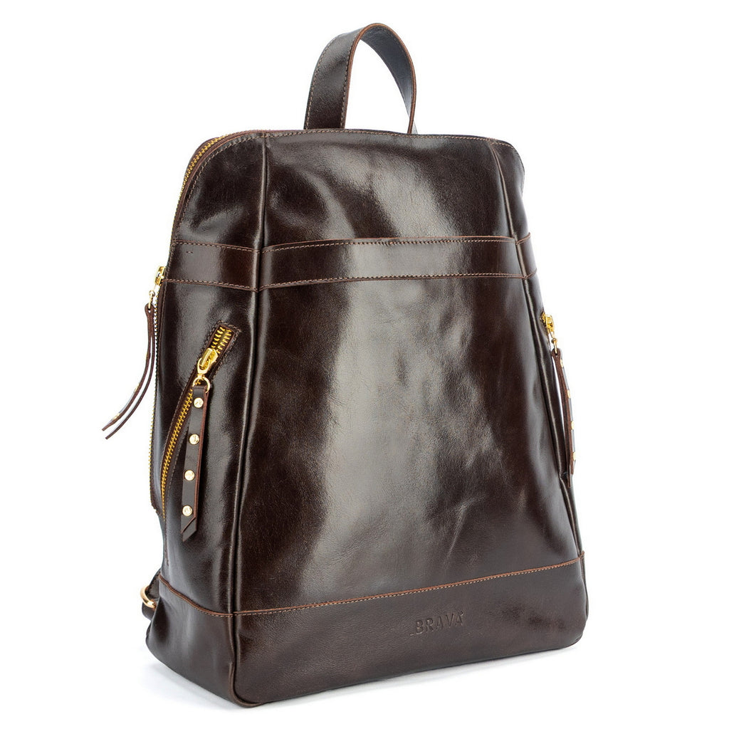 Mochila de cuero moro CECILIA en ángulo, con asa superior y logo _BRAVA grabado