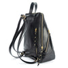 Mochila de cuero negro CECILIA, vista lateral con doble cierre y tiradores de cuero con remaches dorados