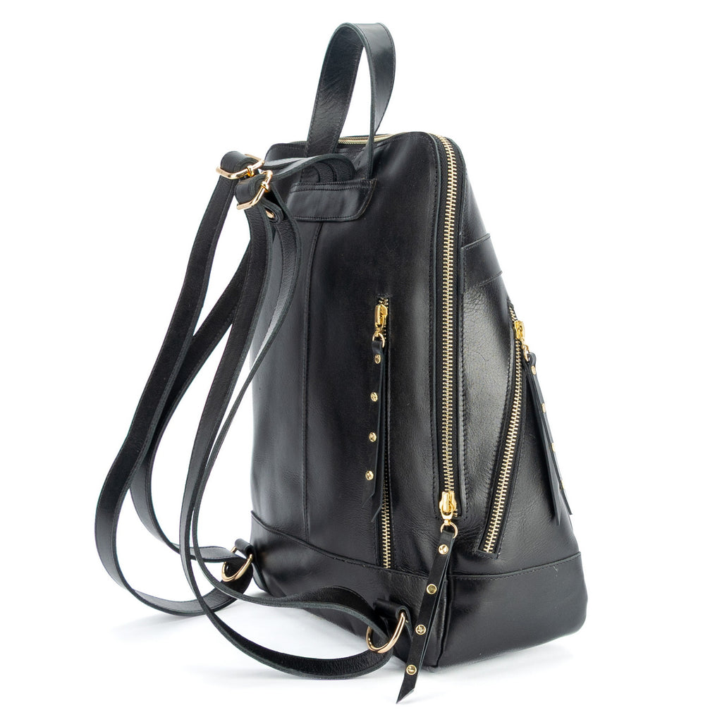 Mochila de cuero negro CECILIA, vista lateral con doble cierre y tiradores de cuero con remaches dorados