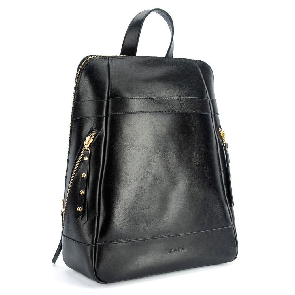 Mochila de cuero negro CECILIA en ángulo, con asa superior y logo _BRAVA grabado